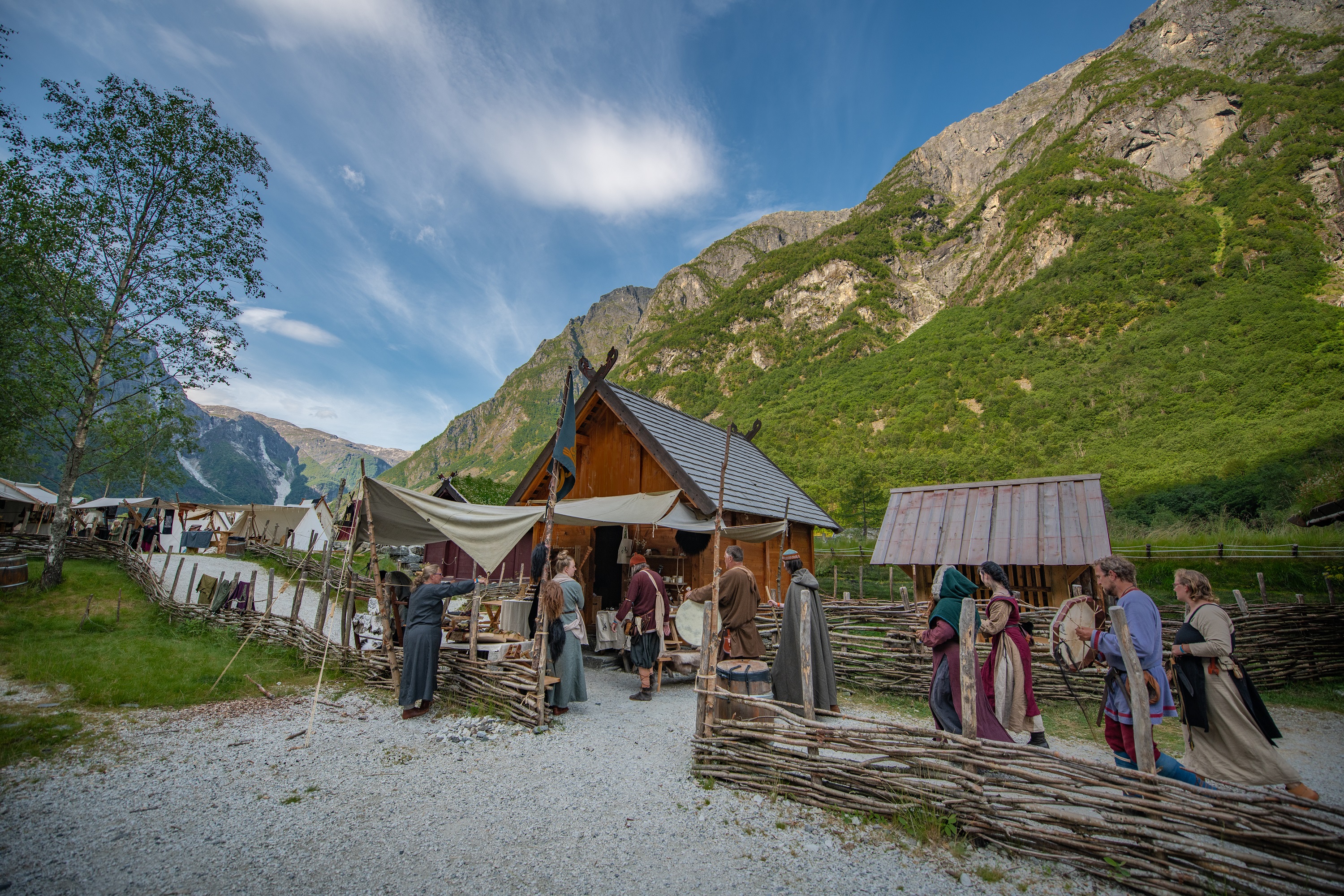 Entdecken Sie das Wikingerdorf Njardarheimr in Gudvangen - visitBergen.com