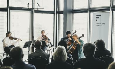 Amalie Stalheim m/unge strykere