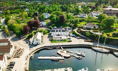 Bekkjarvik Gjestgiveri from above