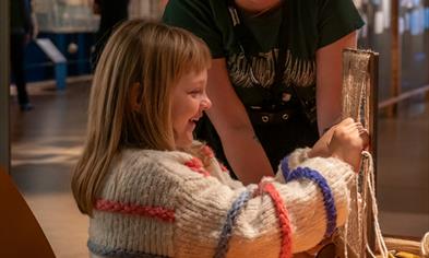 Museumhost and child weaves