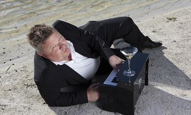 Sjur Hjeltnes spelar fort & pratar tull