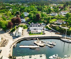 Bekkjarvik Gjestgiveri from above