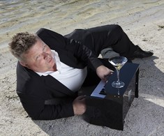 Sjur Hjeltnes spelar fort & pratar tull