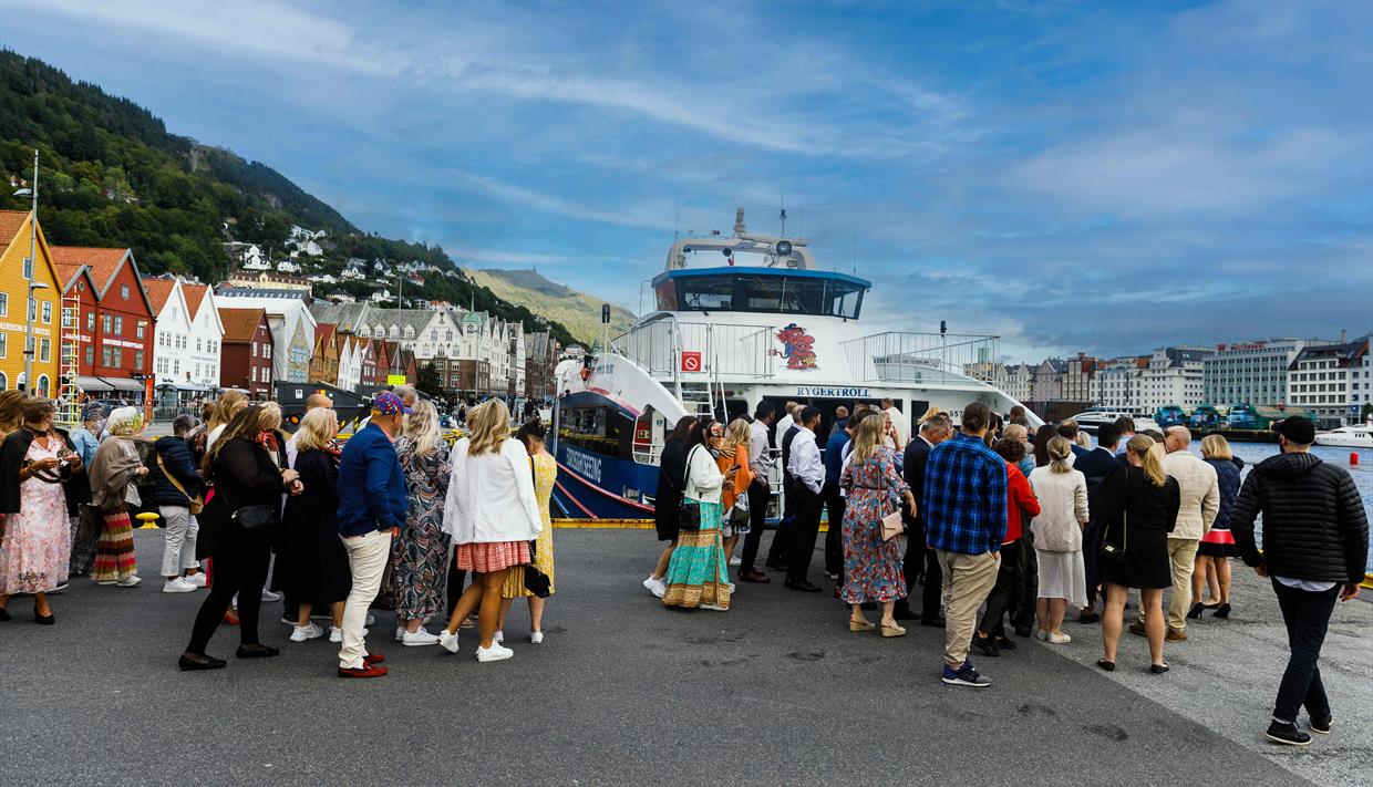 Group depart at Bryggen in Bergen