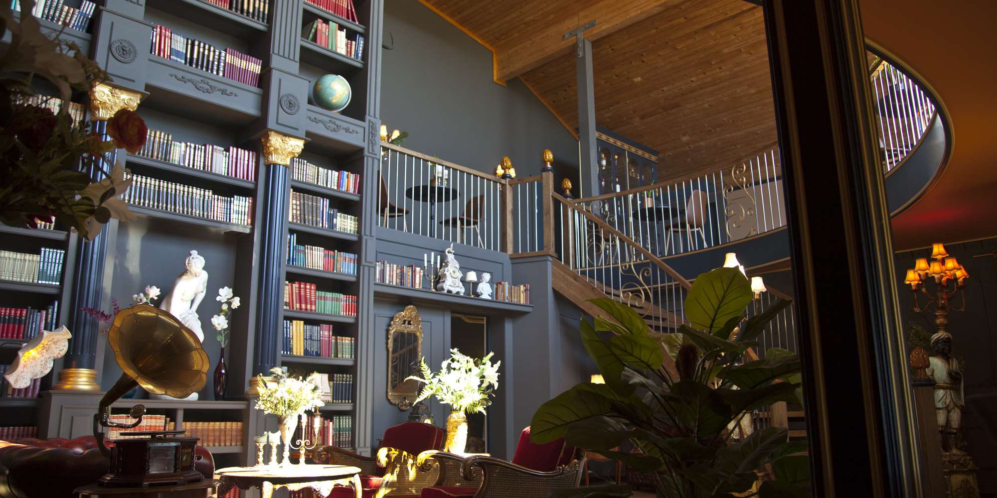 Das Bücherregal in der Bibliothek ist 8 Meter hoch