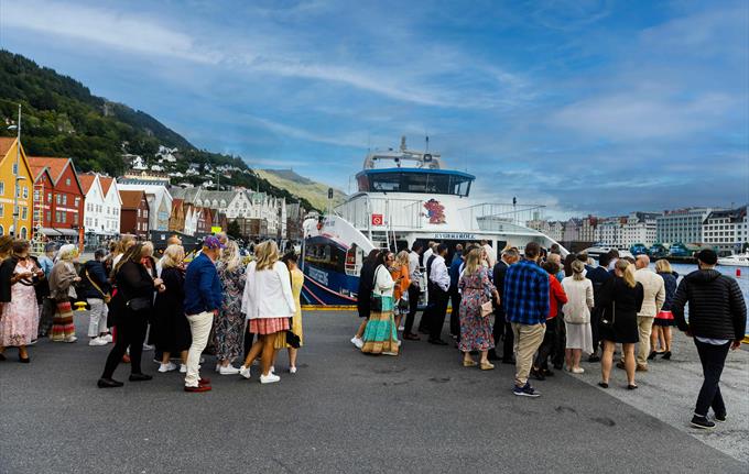 Group depart at Bryggen in Bergen