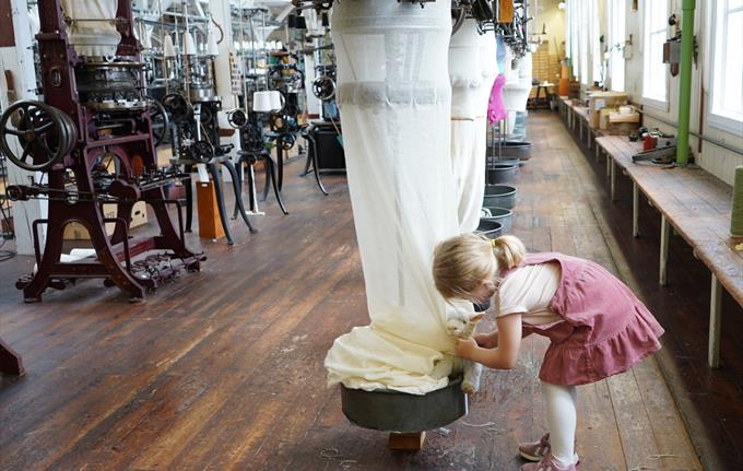 Omvising for barn på Tekstilindustrimuseet - Barnas fabrikk!