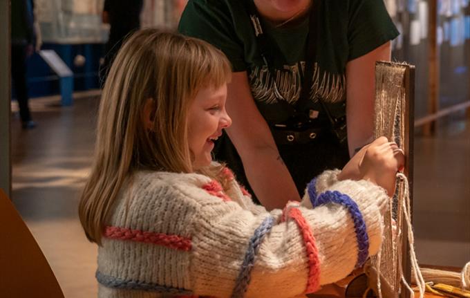 Museumhost and child weaves