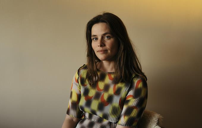 Anja Lauvdal i Harriet Backers verden