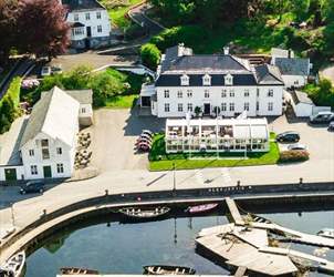 Luxury stay in Bergen - historic accommodation - Bekkjarvik guesthouse seen from above